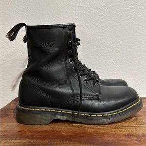 Dr. Martens 1490 Smooth Black Leather 7M 8L